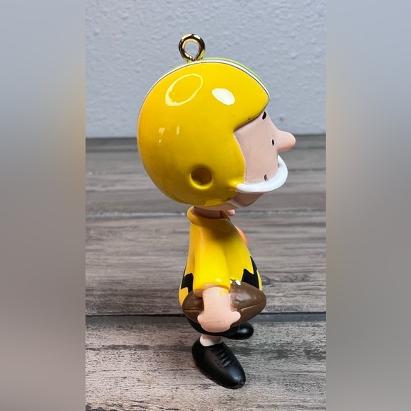 HALLMARK NIB 2009 Get a 1st Down, Charlie Brown! Peanuts Gang Halloween Ornament - Picture 7 of 8